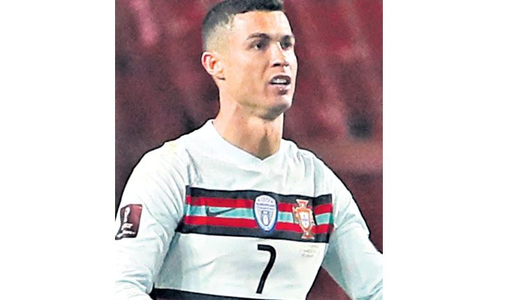 రొనాల్డో విసిరేసిన ఆర్మ్‌బ్యాండ్‌కు రూ.55లక్షలు