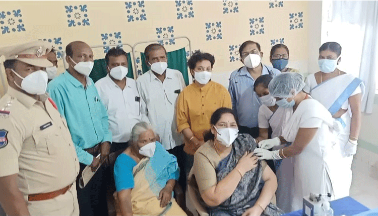 కరోనా వ్యాక్సిన్ వేయించుకున్న మంత్రి సత్యవతి రాథోడ్‌