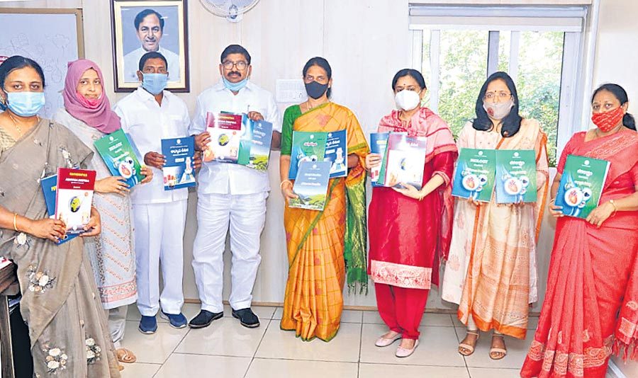 పది విద్యార్థులకు స్టడీ మెటీరియల్‌