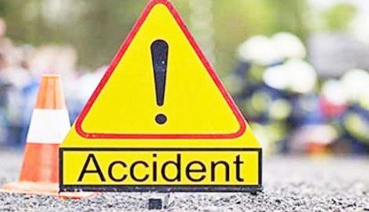 ఆల‌యం‌లోకి దూసుకెళ్లిన ట్ర‌క్కు