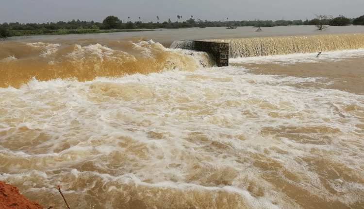 పశ్చిమ దిశగా పరవళ్లు