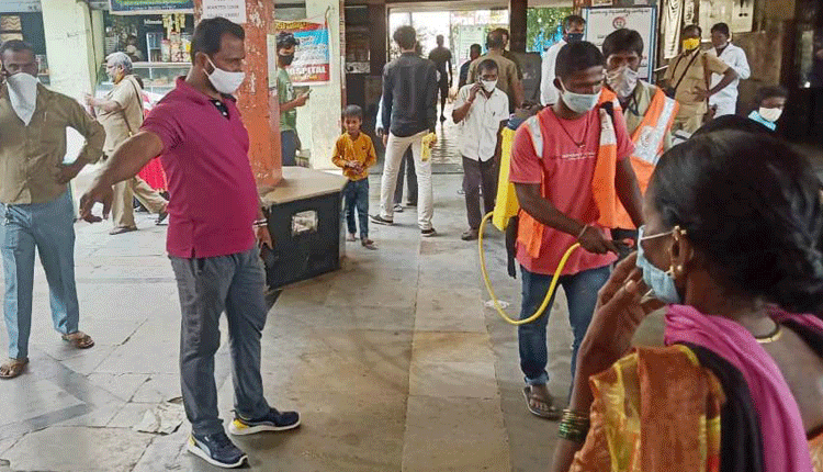 రద్దీ ప్రాంతాల్లో హైడ్రోక్లోరైడ్‌ పిచికారీ