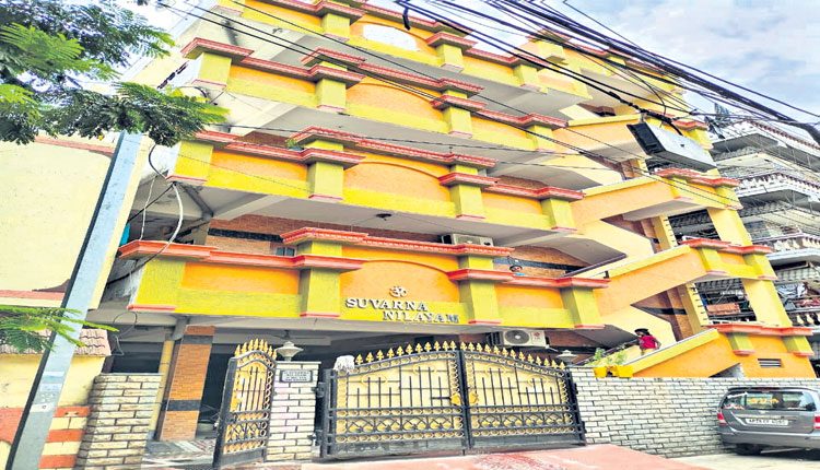 భారీ భవనం.. అక్రమ నల్లా