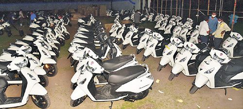 దివ్యాంగులకు ఊతకర్రలా సర్కారు