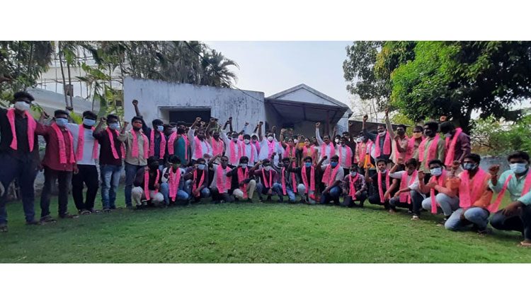 టీఆర్‌ఎస్‌లో పలువురు యువకుల చేరిక
