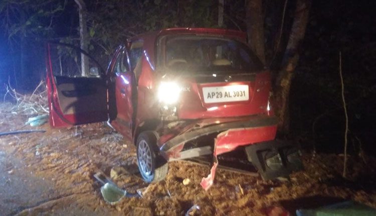 కారును ఢీకొట్టిన జేసీబీ.. ముగ్గురికి తీవ్ర గాయాలు