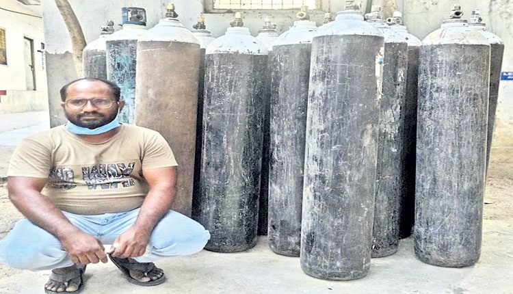 బ్లాక్‌లో ఆక్సిజన్‌ సిలిండర్లు.. వ్యాపారి అరెస్ట్‌