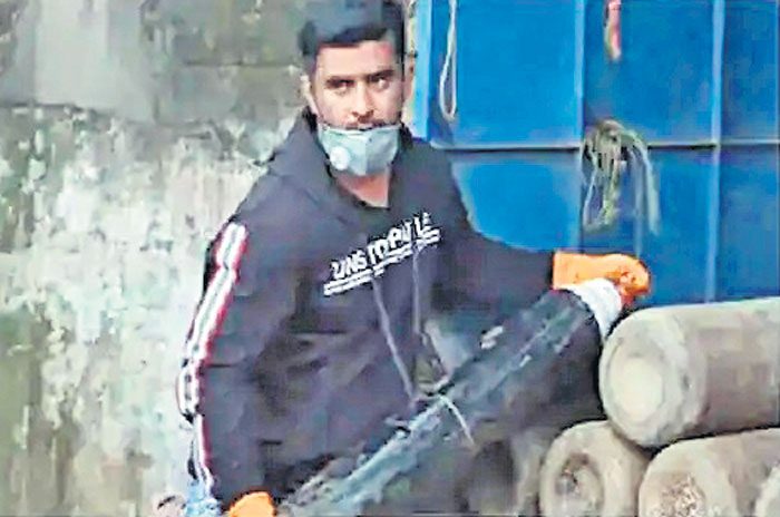 కారు అమ్మి రోగులకు ప్రాణవాయువు