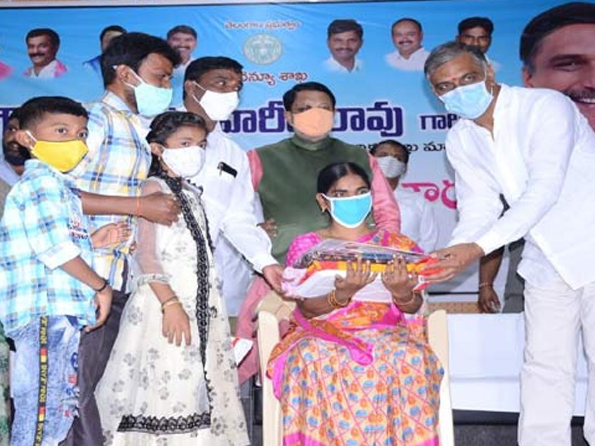 సిద్దిపేటలోని 232 పేదలకు మంత్రి హరీశ్ డబుల్ బెడ్రూం ఇళ్లు అందజేత