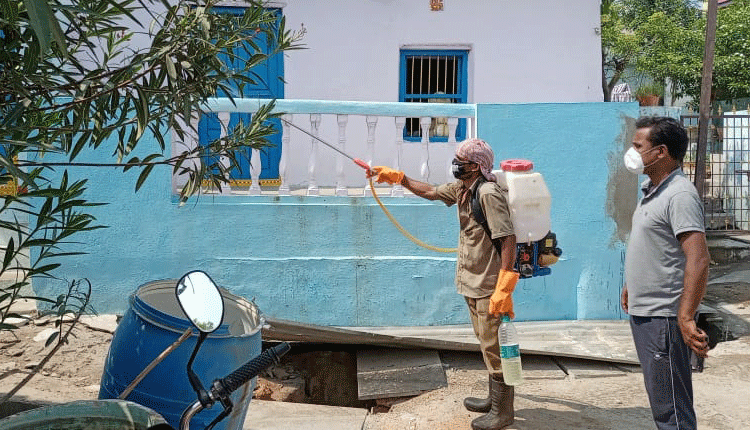 ఖేడ్‌లో ముమ్మరంగా హైపోక్లోరైడ్‌ పిచికారీ