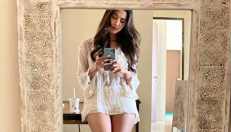 సోనాల్ చౌహాన్ హాట్ సెల్ఫీ..ఫొటో వైర‌ల్‌