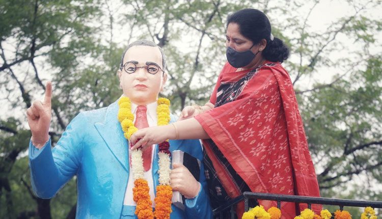 అంబేద్కర్ ఆశయాలను కొనసాగించాలి