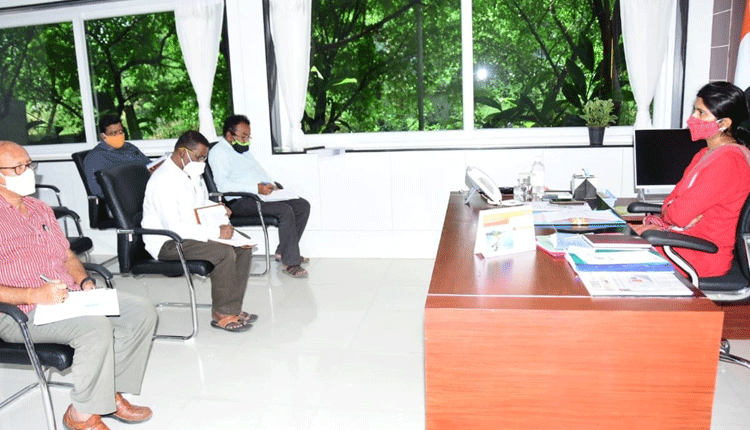 వ్యాక్సినేషన్‌ కేంద్రాల్లో సదుపాయాలు కల్పించాలి