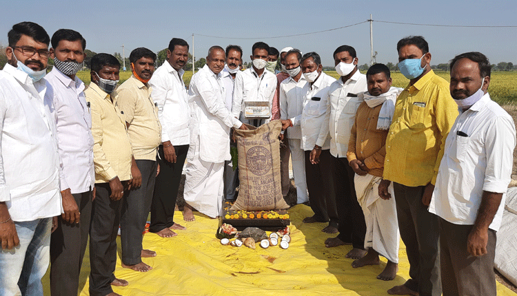 మద్దతు ధర చెల్లించేందుకు కొనుగోలు కేంద్రాలు