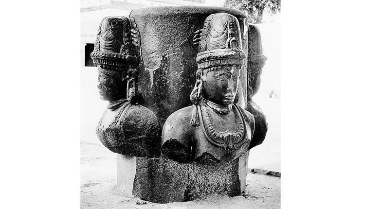 ఓరుగల్లు కోటలో చతుర్ముఖ శివలింగం