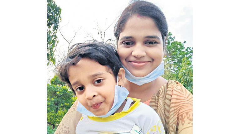 బిడ్డకు ఉరేసి.. తల్లి ఆత్మహత్య