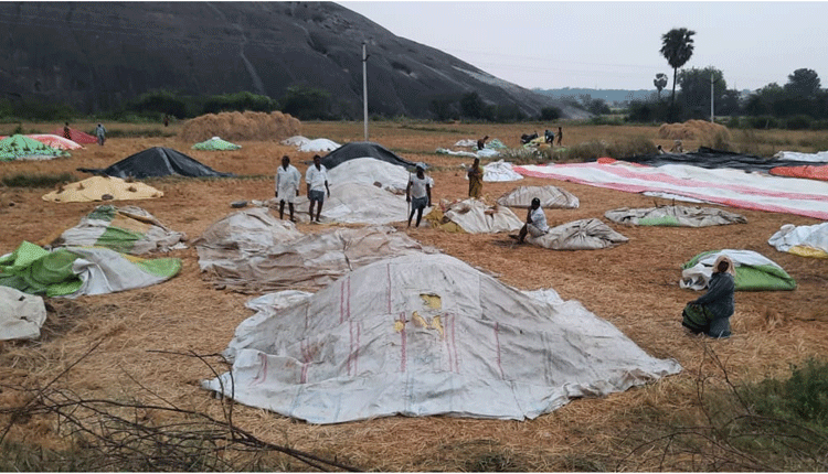 అకాల వర్షంతో అతలాకుతలం