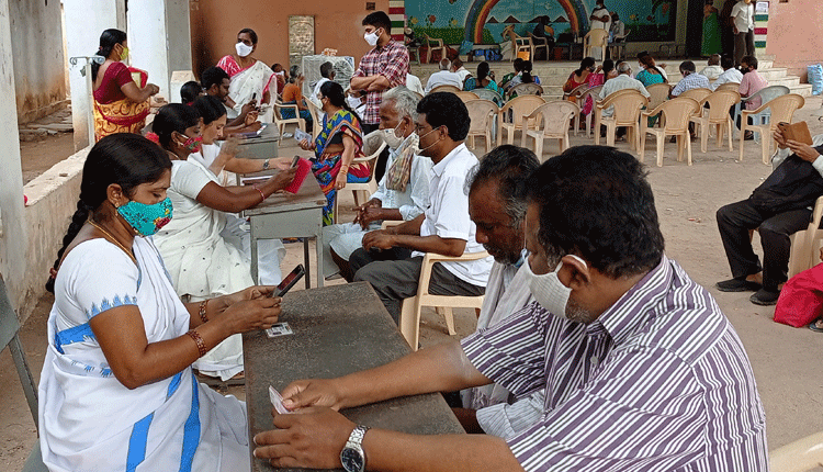 కరోనా టీకా వేయించుకోవాలి : వైద్యాధికారి