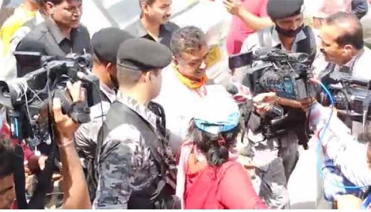 నందిగ్రామ్‌లో హింస‌.. సువేందు కాన్వాయ్‌పై రాళ్ల దాడి