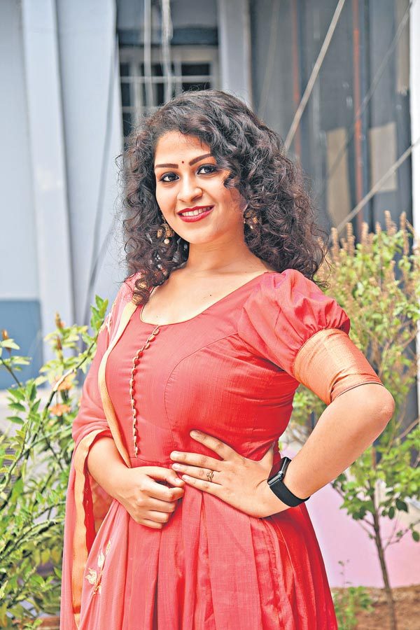 చీకటి కోణాలతో..