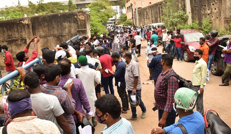 టీకాలతోనే కట్టడి!