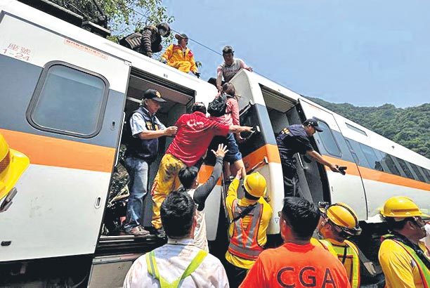 పట్టాలు తప్పిన రైలు 48మంది మృతి