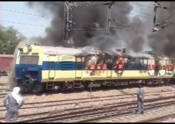 మంటల్లో బోగీలు..టెన్షన్ లో అధికారులు