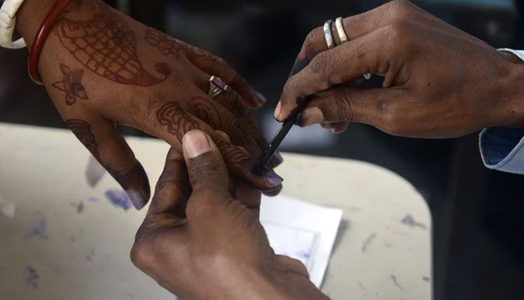 సోమ‌వారం యూపీ పంచాయ‌తీ ఎన్నిక‌ల మూడో ద‌శ పోలింగ్