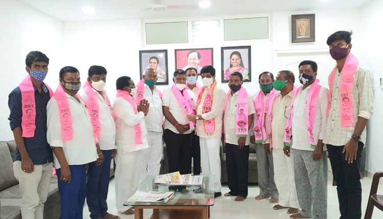 మంత్రి వేముల సమక్షంలో టీఆర్ఎస్‌లో చేరికలు