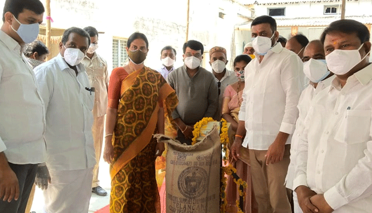ధాన్యం కొనుగోలు కేంద్రాన్ని ప్రారంభించిన మంత్రి