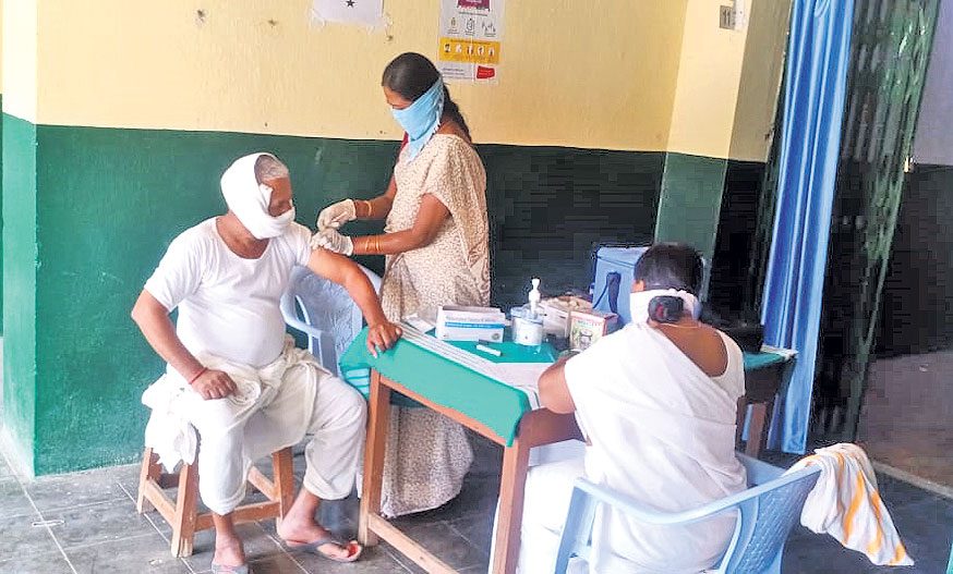 టీకాలో కారేగాం ఆదర్శం