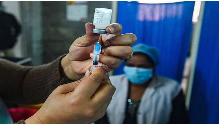 కరోనా వ్యాక్సిన్‌ ఎగుమతులు : కేంద్రంపై ఆప్‌ ఫైర్‌