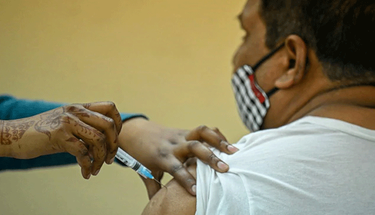 టీకా వేసుకుంటే బస్సు టికెట్లు, ఫ్రిజ్‌లు!