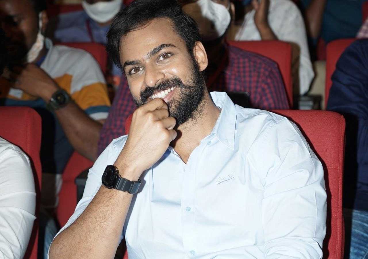 వైష్ణవ్ తేజ్ కోసం క్యూ కడుతున్న దర్శకులు