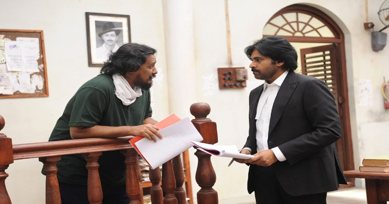 వకీల్ సాబ్ కేసులే కాదు, మ‌న‌సుల్ని గెలుస్తాడు: చిరంజీవి