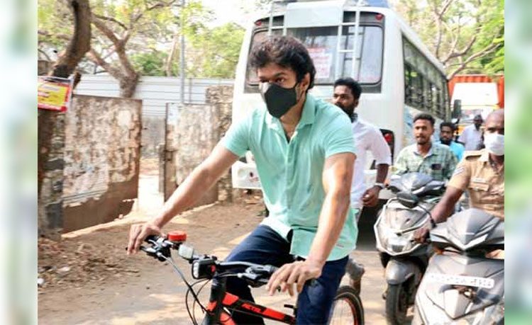 సైకిల్ పై వెళ్లి ఓటేసిన స్టార్ హీరో విజ‌య్‌..వీడియో వైర‌ల్