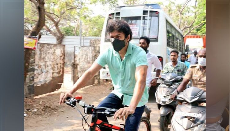 విజ‌య్ సైకిల్ పై వెళ్ల‌డానికి కార‌ణమిదే..!