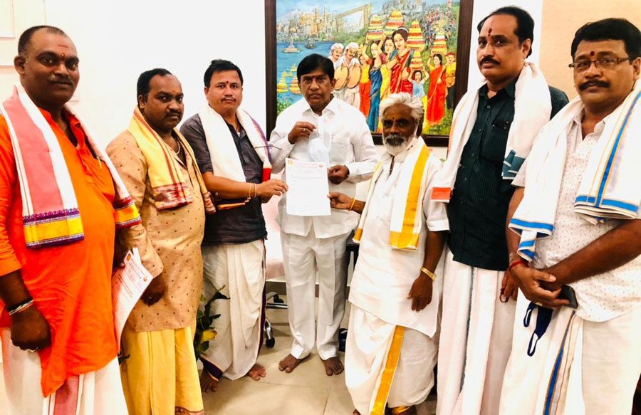 అర్చకుల వేతనాలు పెంచాలి