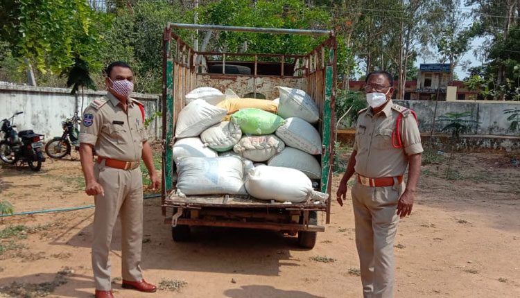 అక్రమంగా తరలిస్తున్న రేషన్‌ బియ్యం పట్టివేత