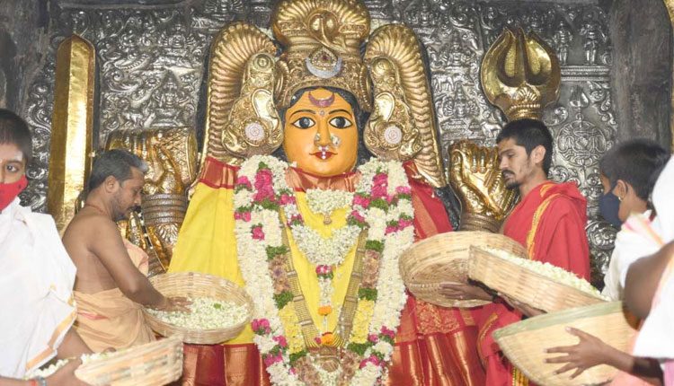 భద్రకాళీ అమ్మవారికి లక్ష మల్లెలతో పుష్ఫార్చన