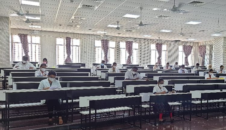 కొవిడ్‌ నిబంధనలతో  వైద్యవిద్యార్థులకు ప్రాక్టికల్‌ పరీక్షలు