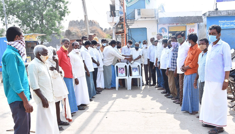 సీఎం కేసీఆర్‌ చిత్రపటానికి క్షీరాభిషేకం