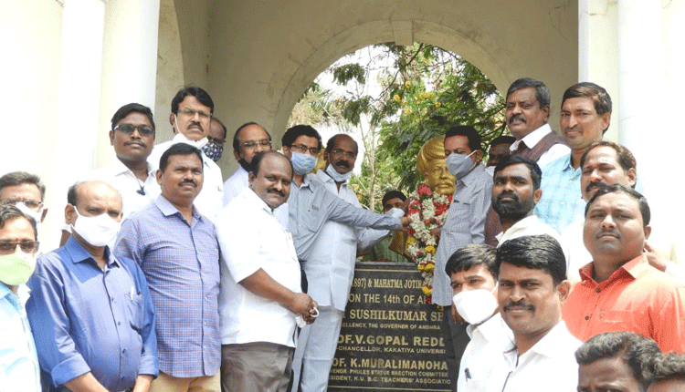 నవయుగ వైతాళికుడు జ్యోతిరావు పూలే