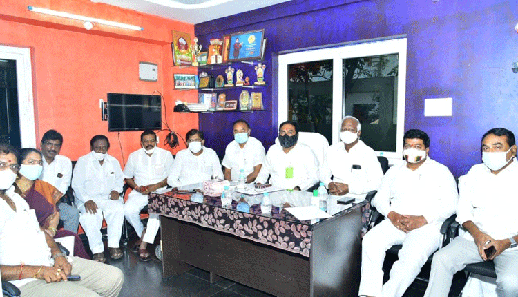 గులాబీ జెండా.. గెలుపు దండ..