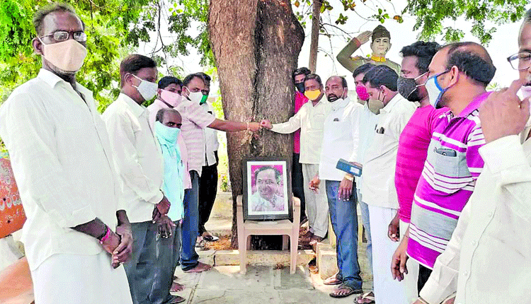 అందిన సాయం..టీచర్ల ఆనందం