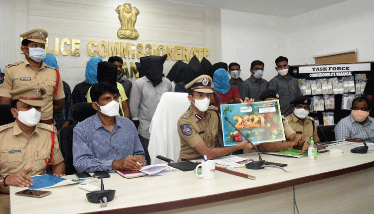 గిఫ్ట్‌ల పేరుతో మోసాలకు పాల్పడుతున్న ముఠా అరెస్టు