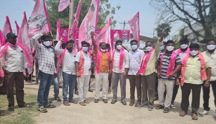 వాడవాడలా తిరుగుతూ.. ఓట్లు అడుగుతూ..