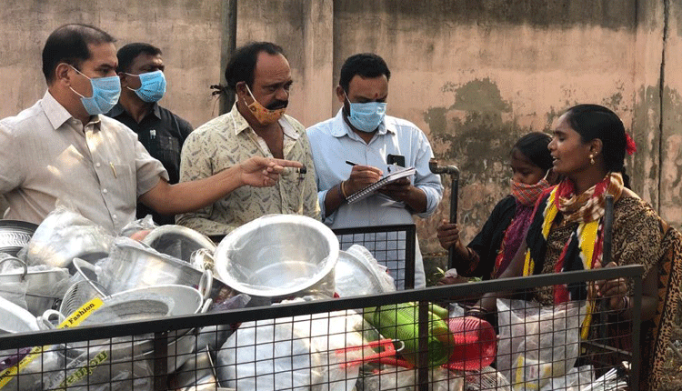 కారు ఆపి.. చిరు వ్యాపారితో మాట్లాడి..