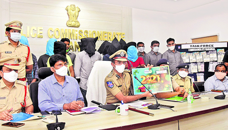 ఆన్‌లైన్‌ దొంగలు చిక్కారు..