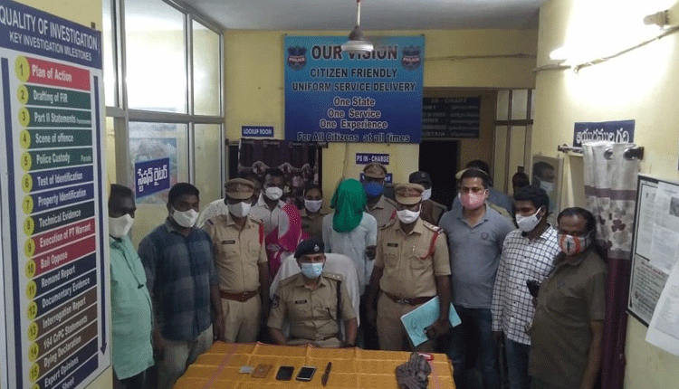 గొంతుకోసి.. హతమార్చి